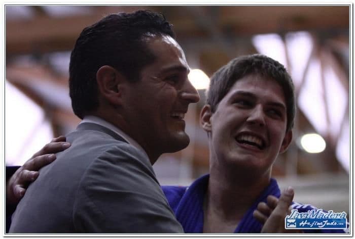 Marc, sonriendo y abrazado a otra persona tras un combate