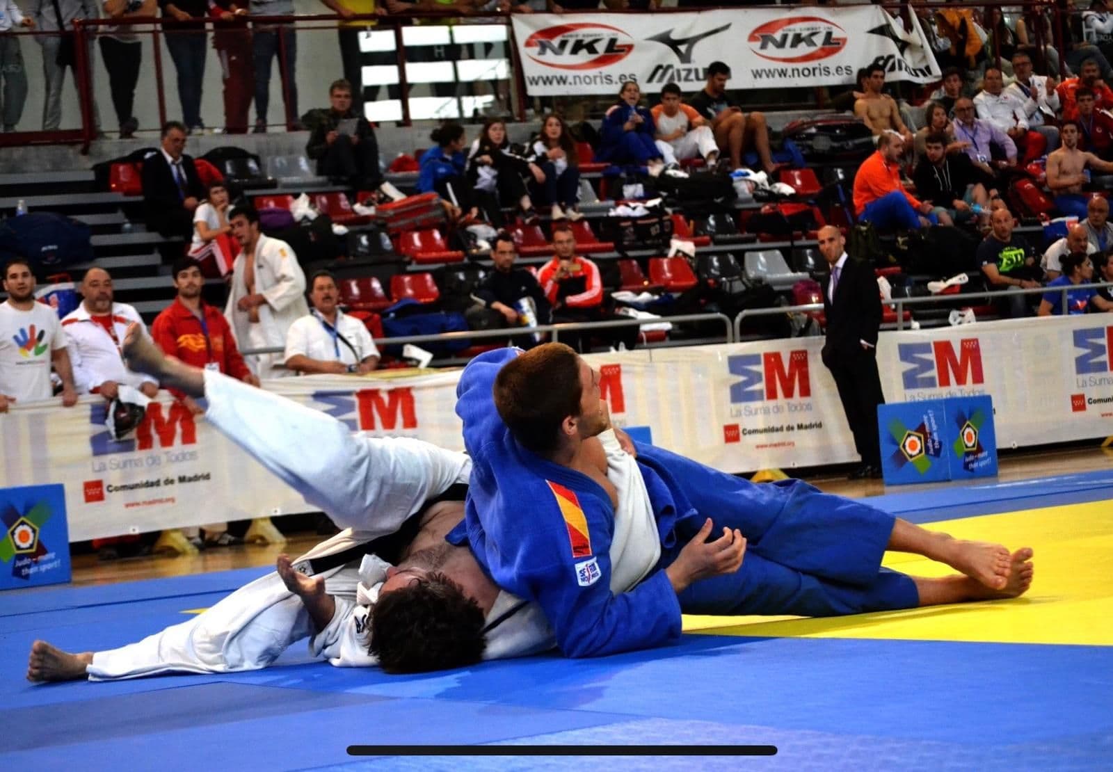 Marc, con el judogi azul, inmoviliza a su rival en un campeonato en Madrid