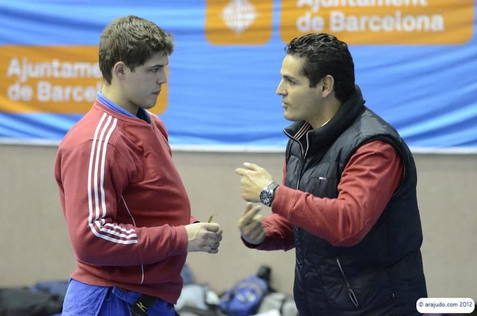 Marc hablando con otra persona junto al tatami