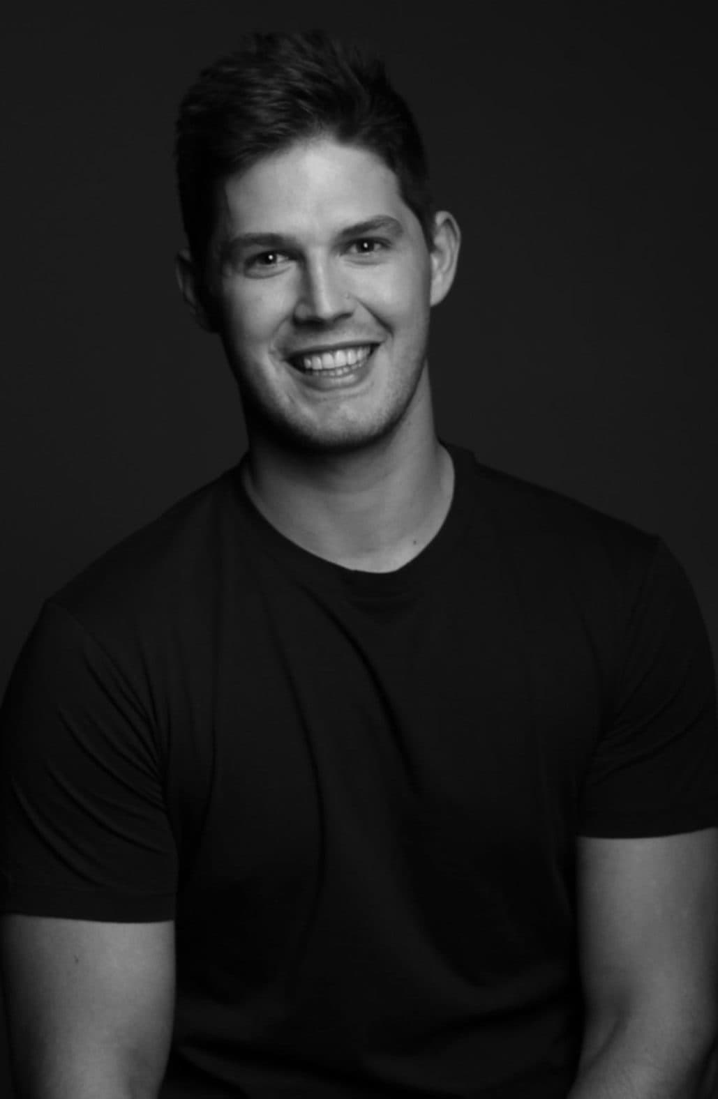 Retrato en blanco y negro de Marc, sonriendo
