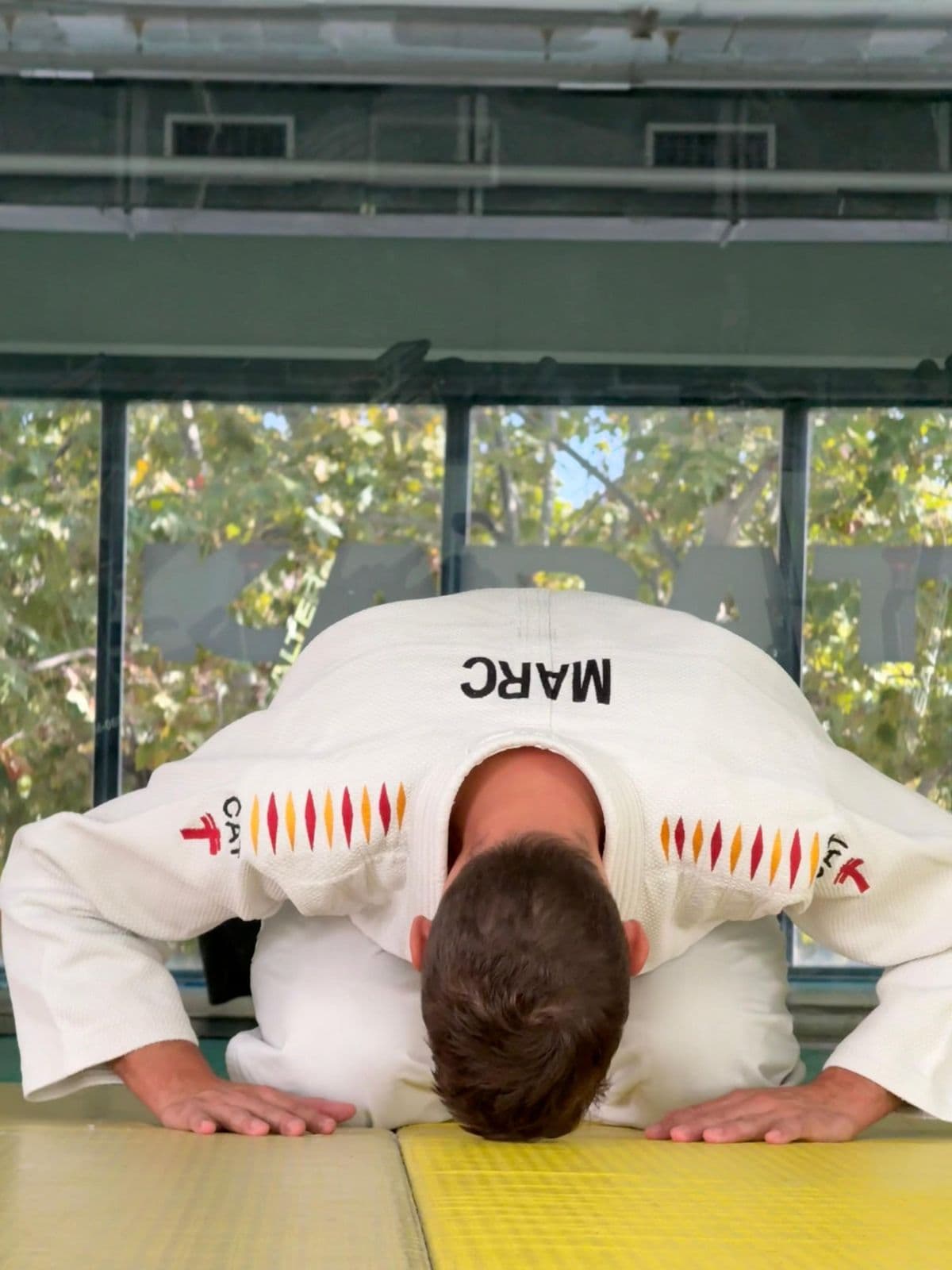 Marc haciendo el saludo de rodillas sobre el tatami