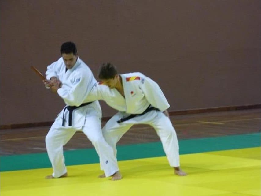 Marc practicando una técnica de judo con otra persona sobre el tatami
